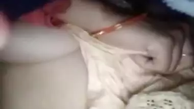 Desi Girl Shows Her Boobs