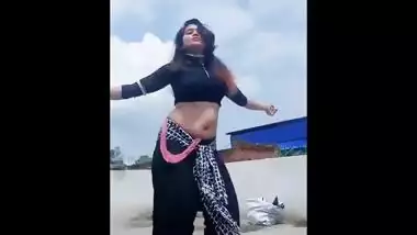 Hot bubbly delhi babe Raani Tiwari hot navel belly button dance show