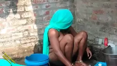 Chubby Desi slut from the village records XXX video of her bathing