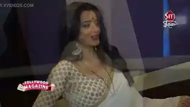 Hot Bhojpuri bombshell wife sweating in big huge boobs...