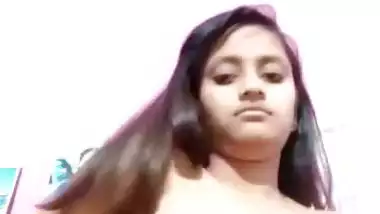 Cute girlfriend topless round boobs show viral MMS