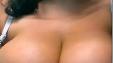 chubby roshinie on cam in bra