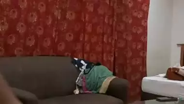 Desi Pakistani cougar has scandalous XXX sex with lover for the cam