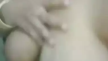 Bhabhi holding milky boobs in Pakistani solo nude clip