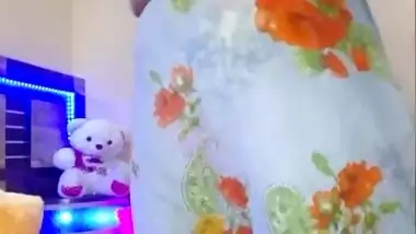 Super sexy Indian wife sexy boobs show