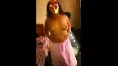 Desi house wife removing dress MMS