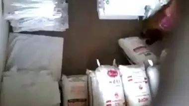 Shopkeeper fucks his customer’s pussy in the desi xxx video