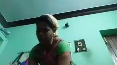 Desi village aunty showing her naked body