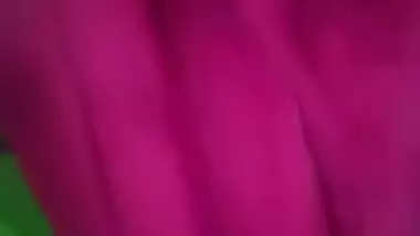 Desi bhabi fingering pussy