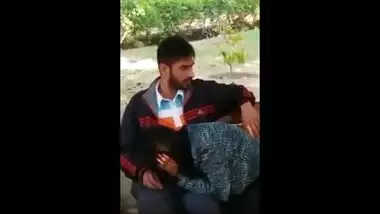 Desi outdoor boob press & blowjob in park scandal
