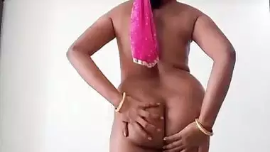 Desi housewife Swetha blouse less saree show