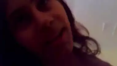 Maza Araha Hai Janu Teen - Movies.