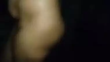 Man sneakily films how Indian woman washes XXX sex assets in darkness