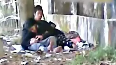 Sexy delhi couple making her suck in PUBLIC park