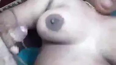 Desi Sexy Bhabhi Give Handjob