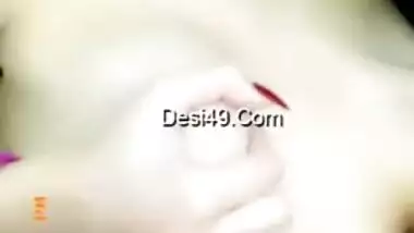 Smoking-hot Desi chick with red lips releases the new porn video