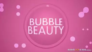 Oiled Desiree Dulce doesn't stop chewing gym even during XXX action