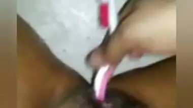 Horny Paki girl masturbating pussy with a toothbrush video