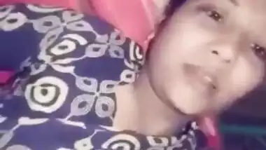 Sultry Desi female shows XXX tits and rubs her pussy for MMS clip